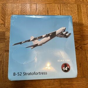 NUOTIE B-52 Stratofortress Model Kit – 1:200 Scale (New in Box)